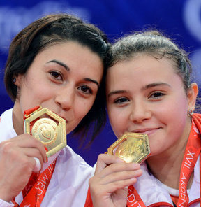 17. Akdeniz Oyunları'nda 53 kilo kadınlar halterde Ayşegül Çoban silkmede 110 kiloyla, Emine Şensoy ise koparmada 82 kiloyla altın madalya kazandı