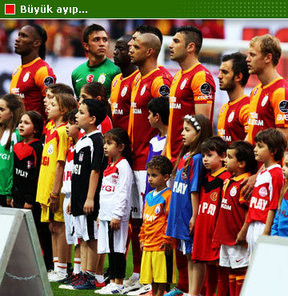G.Saray-Trabzon maçının seremonisinde yer alan çocukların üzerinde 17 kulübün forması yer alırken, F.Bahçe formalı çocuğun olmaması dikkat çekti.