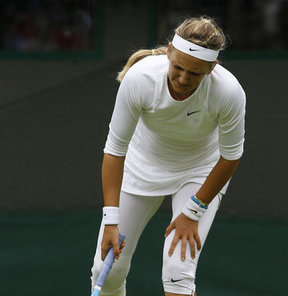 Wimbledon Tenis Turnuvası'nda, tek kadınlarda 2 numaralı seri başı Victoria Azarenka ile tek erkeklerde ilk turda Rafael Nadal'ı eleyen Belçikalı Steve Darcis, sakatlıkları nedeniyle turnuvadan çekildi.