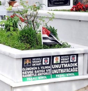 Beşiktaş Kulübü'nün unutulmaz futbolcularından Vedat Okyar, ölümünün 4. yıl dönümünde mezarı başında anıldı