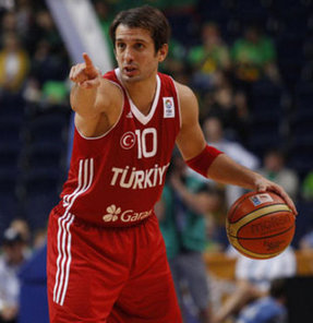 12 Dev Adam’ın 2013 Avrupa Şampiyonası aday kadrosu, dün açıklandı. Listede 2010’da Dünya ikinciliğini getiren baskete imzasını atan ünlü guard Kerem Tunçeri yer almadı