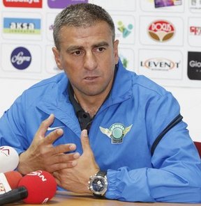 Spor Toto Süper Lig ekiplerinden Akhisar Belediyespor'un teknik direktörü Hamza Hamzaoğlu, "Lige yeni çıkan takımların ilk senesi çok zordur ama ikinci senesi daha da zordur" dedi