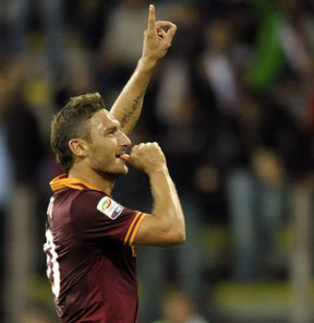Roma'nın takım kaptanı Francesco Totti, kulübüyle sözleşmesini 2 yıl uzatan mukaveleye imza attı