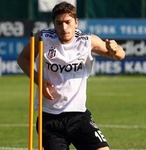 Karabükspor'da daha önce anlaşmaya vardığı Beşiktaş'ın sol bek oyuncusu Emre Özkan imzaya gelecek