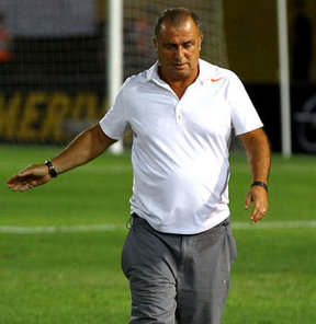Galatasaray’da teknik direktör Fatih Terim savunmanın kulağını çekti