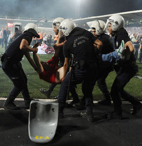 Ziraat Türkiye Kupası finalinde Fenerbahçe ile Trabzonspor arasında yapılan karşılaşmada olaylar çıktı