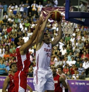 17. Akdeniz Oyunları'nda basketbol yarı final maçında Tunus'u 77-69 yenen Türkiye, finalde Sırbistan'ın rakibi oldu