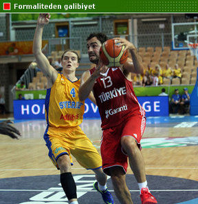 Avrupa Basketbol Şampiyonasında D Grubu'nda yer alan Türkiye, dördüncü maçında İsveç'i 87-74 yenerek gruptaki ilk galibiyetini aldı