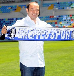 Süper Lig'in yeni ekiplerinden Kayseri Erciyesspor, teknik direktör Fuat Çapa ile 2 yıllık sözleşme imzaladı.