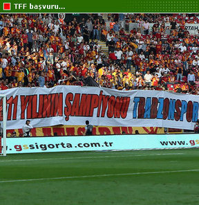 Trabzonspor Kulübü, Galatasaray ile oynanan mücadelede sarı-kırmızılıların "2010-2011 Sezonu Şampiyonu Trabzonspor" pankartı nedeniyle ceza alması sonrasında federasyona başvurdu.