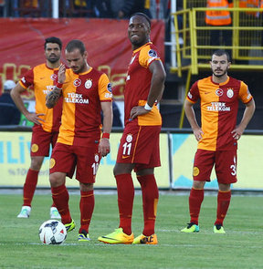 Spor Toto Süper Lig'de deplasmanda Akhisar Belediyespor'a 2-1 yenilerek ilk mağlubiyetini alan Galatasaray'da futbolculara iki gün izin verildi