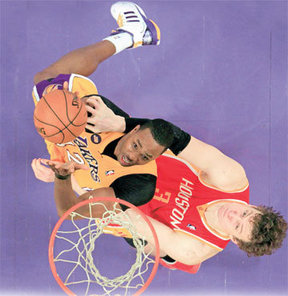 Dwight Howard tercihini Ömer Aşık’ın takımı Houston Rockets’tan yana kullandı.