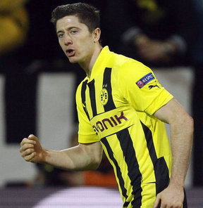 Borussia Dortmund'da, kulüp yöneticilerinden Hans-Joachim Watzke, 2014 yılına kadar sözleşmesi olan Robert Lewandowski'nin takımda kalacağını açıkladı.