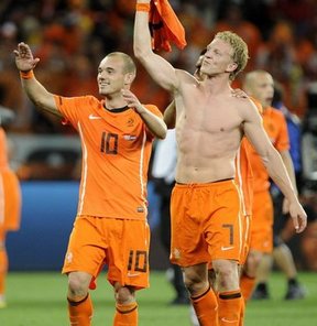 Hollanda Milli Takımı Teknik Direktörü Louis van Gaal, Endonezya ve Çin'de oynayacakları hazırlık karşılaşmaları kadrosuna Kuyt ve Sneijder'i de davet etti