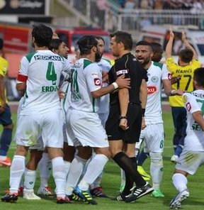 Torku Konyaspor taraftarları, Torku Konyaspor-Bucaspor arasında oynanan play-off mücadelesinin hakemi Serkan Çınar hakkında "görevi kötüye kullanmak" iddiasıyla suç duyurusunda bulundu.