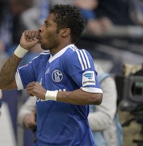 Aslan’ın, kiralık olarak Schalke formasını giyen ve Lyonlu Michel Bastos için girişimlere başladığı ileri sürüldü