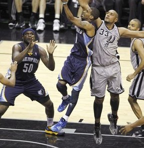 NBA Batı Konferansı finalinde San Antonio Spurs, Memphis Grizzlies'i 105-83 yenerek, seride 1-0 öne geçti