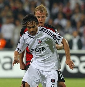 Beşiktaşlı futbolcu Veli Kavlak, oyuncu performanslarına övgülerin ve eleştirilerin abartılı yapıldığını söyledi