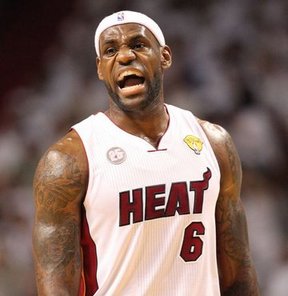 NBA finalinde San Antonio Spurs ile karşılaşan son şampiyon Miami Heat’in süper yıldızı LeBron James, bir gece kulübünde esrar içerken görüntülendi